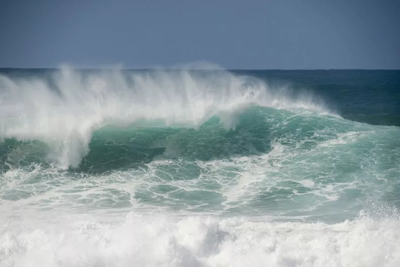 Hawaii Beaches Face 40-Foot Waves