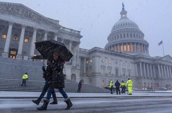 Icy Nightmare: Snowstorm Wreaks Havoc on Mid-Atlantic Roads